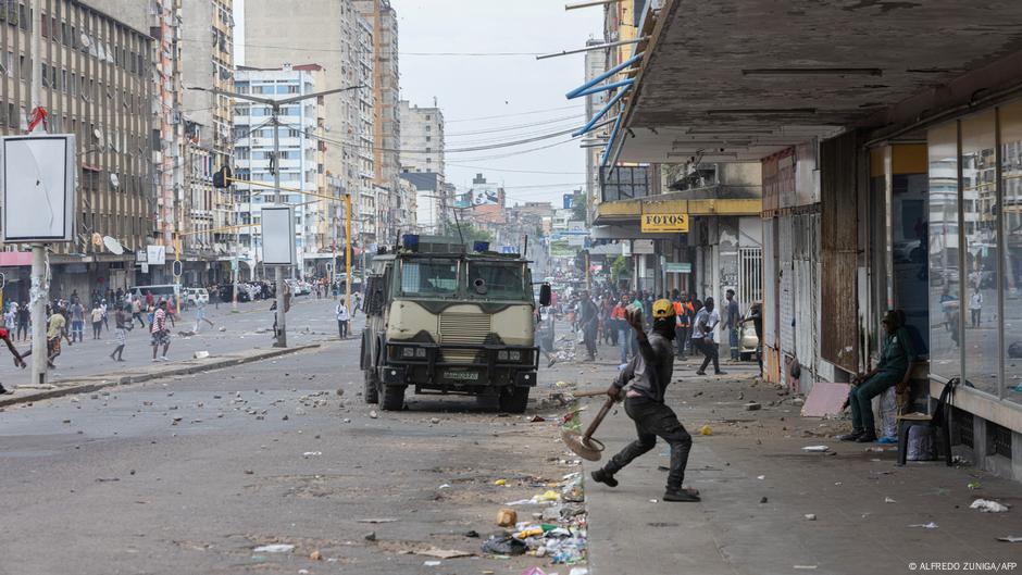 Nasilni protesti protiv netransparentnih izbora i onih koji vladaju već godina – kao na ovoj fotografiji iz Mozambika u novembru – takođe će izazivati nemire u Africi i u 2025.