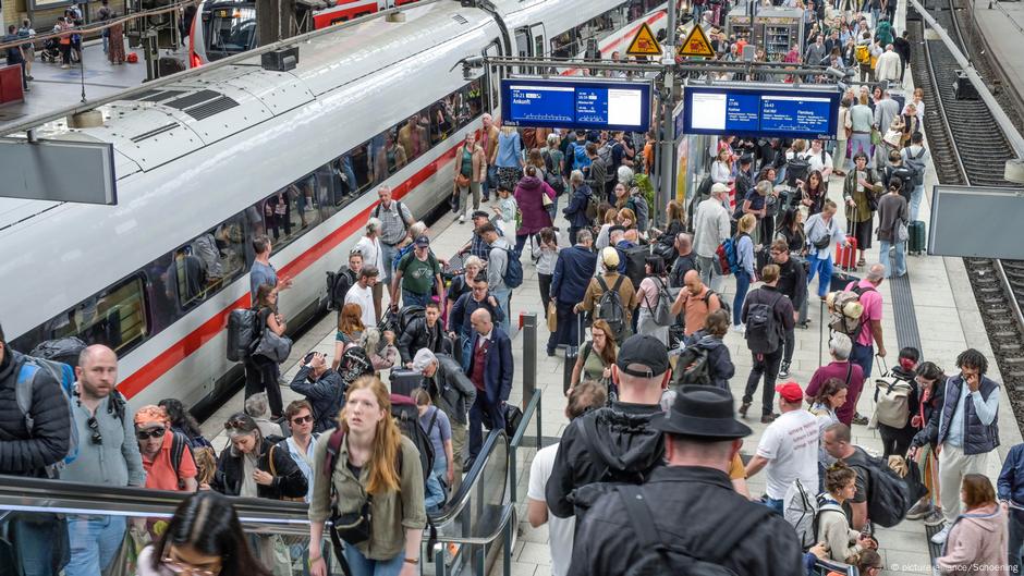 Do glavne železničke stanica u Hamburgu mesecima će se stizati iz Berlina samo dugim zaobilaznim prugama