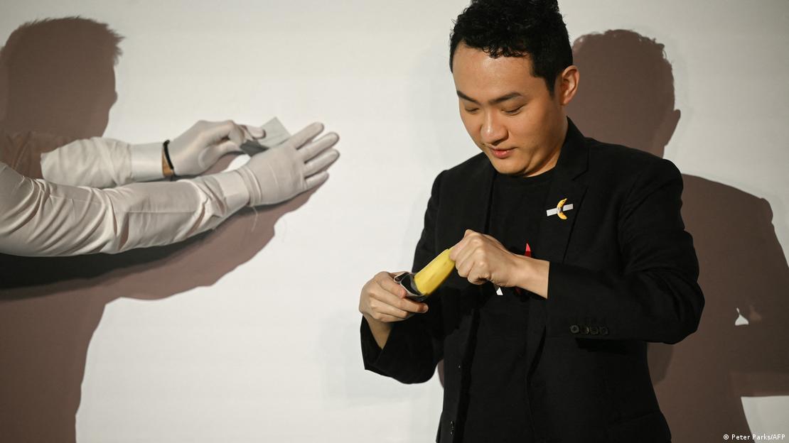 Hong Kong I El empresario de criptomonedas, Justin Sun, se come la obra de arte del plátano pegado a una pared con cinta adhesiva, de Maurizio Cattelan, que compró por 6,2 millones de dólares.