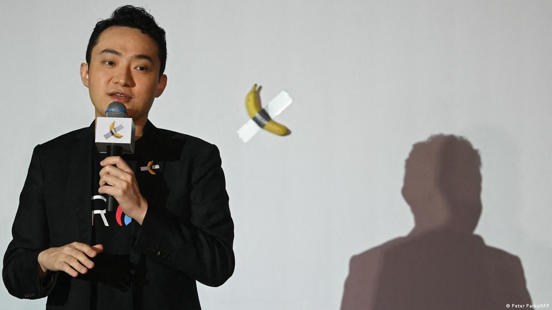 Hong Kong I El empresario de criptomonedas, Justin Sun, se come la obra de arte del plátano pegado a una pared con cinta adhesiva, de Maurizio Cattelan, que compró por 6,2 millones de dólares.
