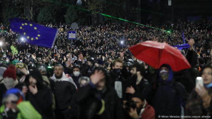 Mais de 100 são presos em 2ª noite de protestos na Geórgia