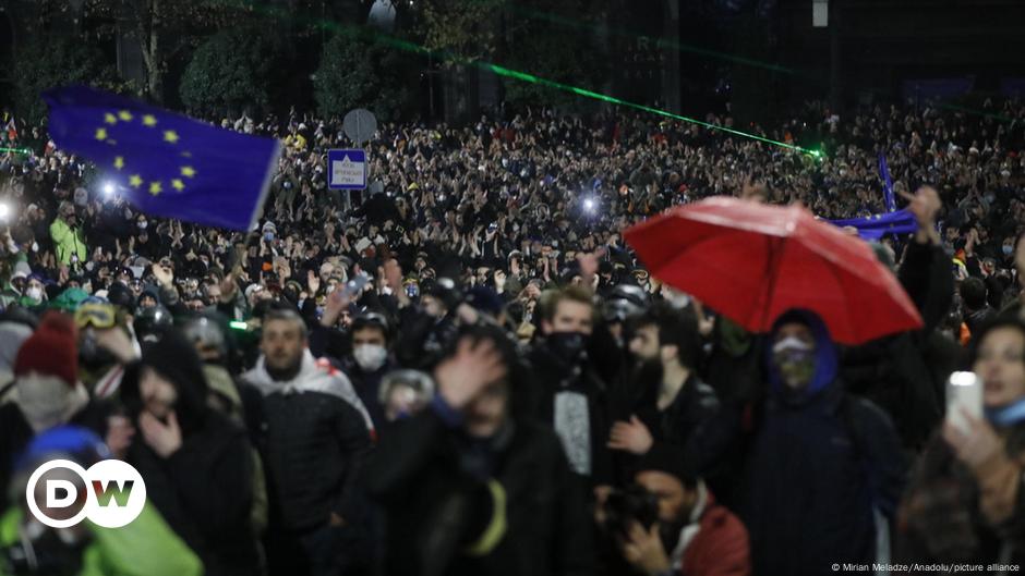 Second night of protests in Georgia, hundred people arrested – DW – 11/30/2024