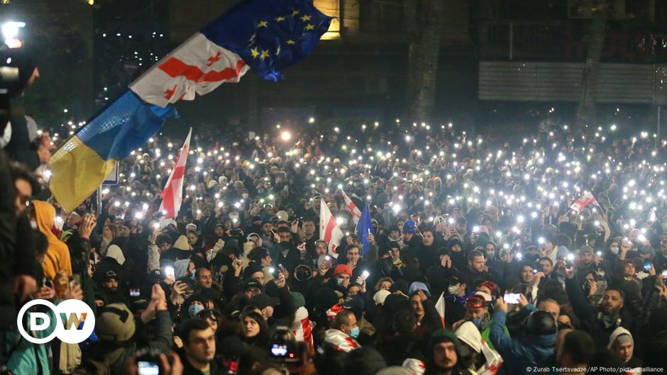 Georgia: Clashes outside parliament on third protest night – DW – 12/01/2024