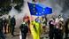 Протестующие с флагом ЕС у здания парламента в Тбилиси Протестующие с флагом ЕС у здания парламента в Тбилиси