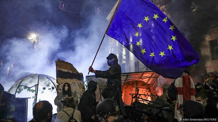 Nova noite de protestos na Geórgia termina com dezenas de feridos