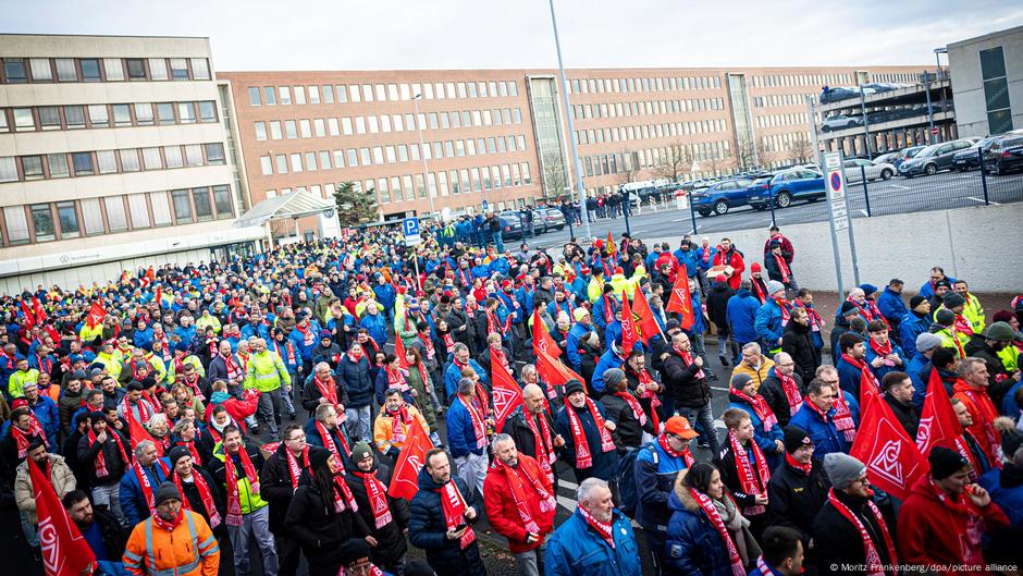 Oko 5.000 radnika Folksvagena izašlo je na protestnu šetnju ispred fabrike u Hanoveru