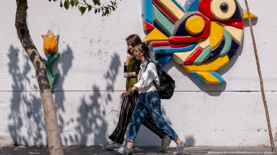 تصویر دو زن جوان ایرانی که بدون داشتن حجاب اجباری در حال پیاده‌روی هستند