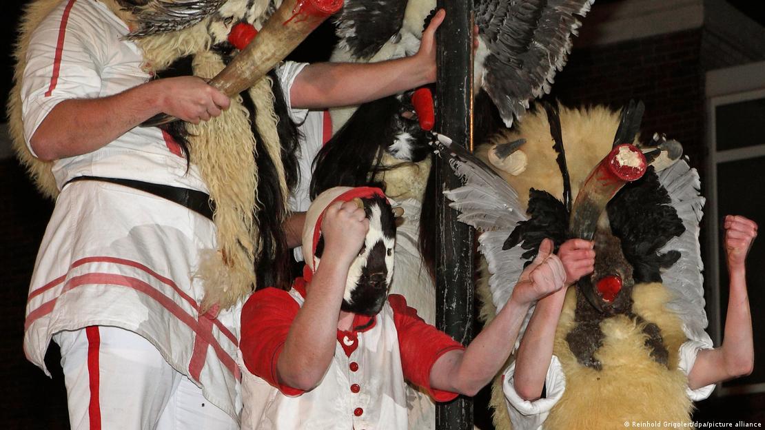 Participantes da festa do Klaasohhm de Borkum, com máscaras de pele de animais e penas de pássaros Participantes da festa do Klaasohhm de Borkum, com máscaras de pele de animais e penas de pássaros