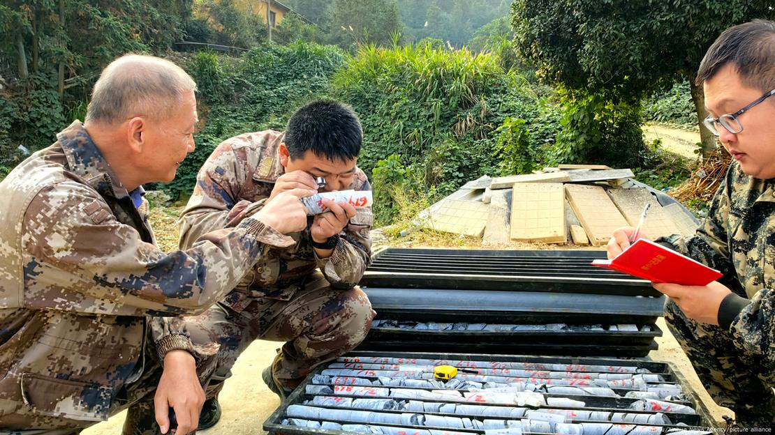 Técnicos del Instituto de Vigilancia y Estudio de Desastres Geológicos de la provincia de Hunan comprueban muestras de rocas. Técnicos del Instituto de Vigilancia y Estudio de Desastres Geológicos de la provincia de Hunan comprueban muestras de rocas.