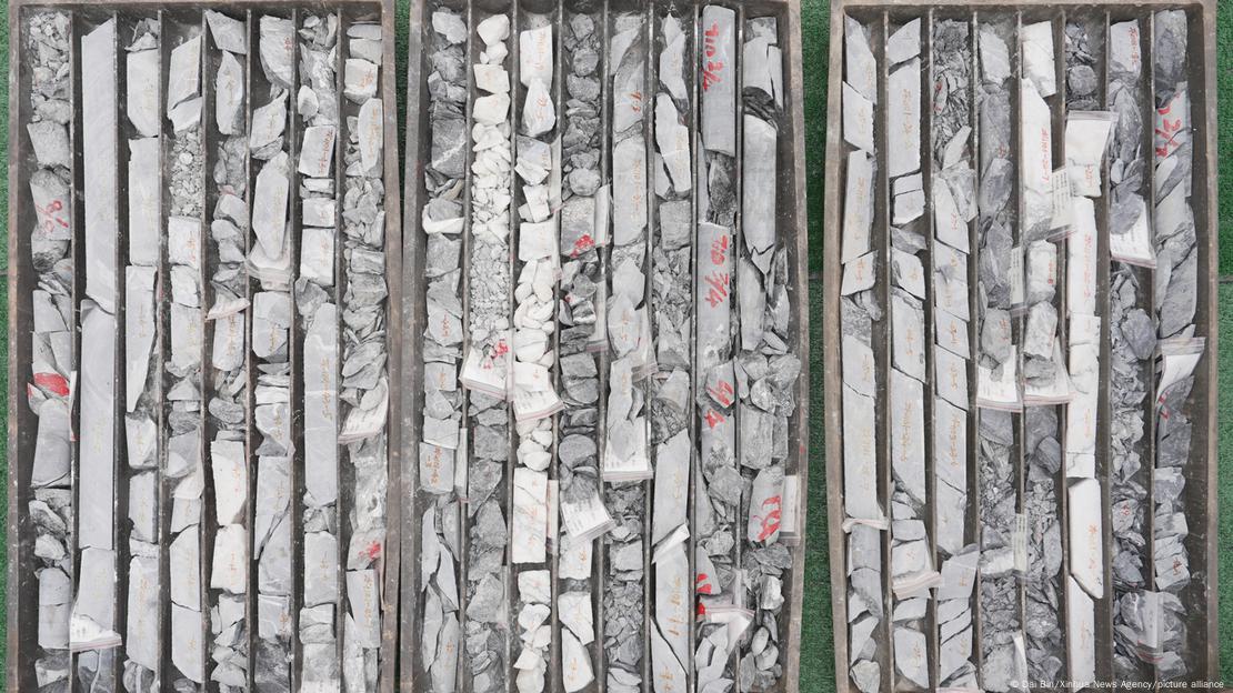 Muestras de roca perforada del yacimiento aurífero de Wangu, en el condado de Pingjiang, provincia central china de Hunan. Muestras de roca perforada del yacimiento aurífero de Wangu, en el condado de Pingjiang, provincia central china de Hunan.