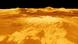 Vista generada por ordenador de la superficie de Venus con el volcán Sapas Mons y coladas de lava extendiéndose por llanuras fracturadas.