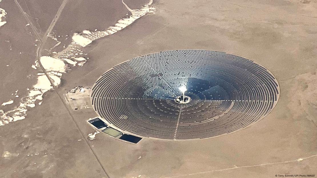 Vista superior de torre envolta por espelhos da usina solar de Crescent Dunes, em Nevada