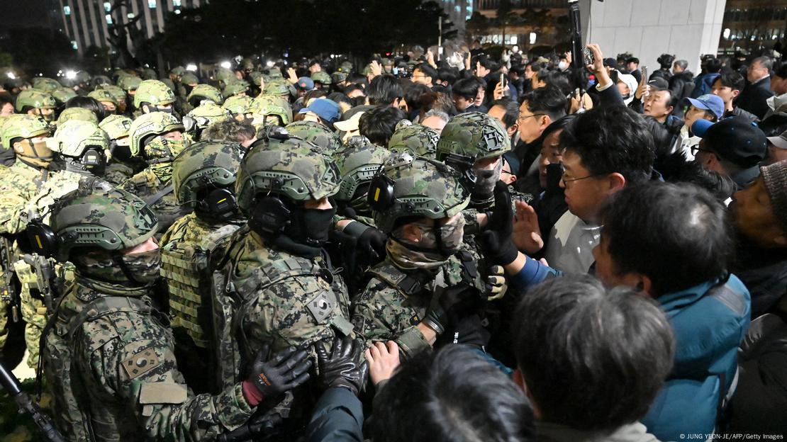 Militares tentando invadir o Parlamento sul-coreano