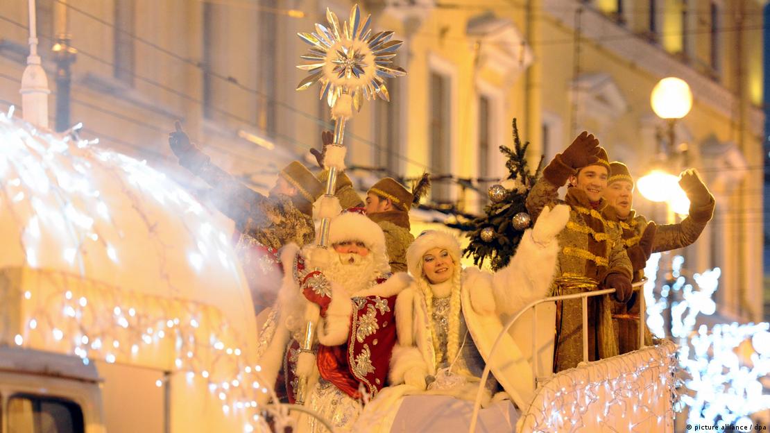 Djeda Mraz s unukom Snjegoručkom na kočiji u Sankt Peterburgu Djeda Mraz s unukom Snjegoručkom na kočiji u Sankt Peterburgu