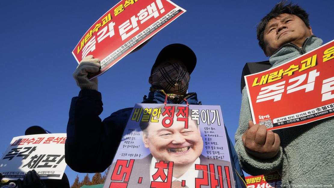 Manifestantes con carteles en las manos piden que renuncie el presidente surcoreano Yoon Suk-yeol.