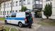 Vor einem Gebäude parkt ein Kleinbus mit der Aufschrift "Polizei", an dessen geöffnetem Kofferraum ein uniformierter Polizeibeamter steht Vor einem Gebäude parkt ein Kleinbus mit der Aufschrift "Polizei", an dessen geöffnetem Kofferraum ein uniformierter Polizeibeamter steht