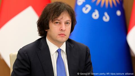 Irakli Kobachidse, kryeministri i Gjeorgjisë shikon në kamera Irakli Kobachidse, kryeministri i Gjeorgjisë shikon në kamera