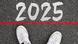 Mit dem Jahr 2025 vor den Füßen steht ein Mann symbolisch an der Schwelle zur Zukunft. Mit dem Jahr 2025 vor den Füßen steht ein Mann symbolisch an der Schwelle zur Zukunft.