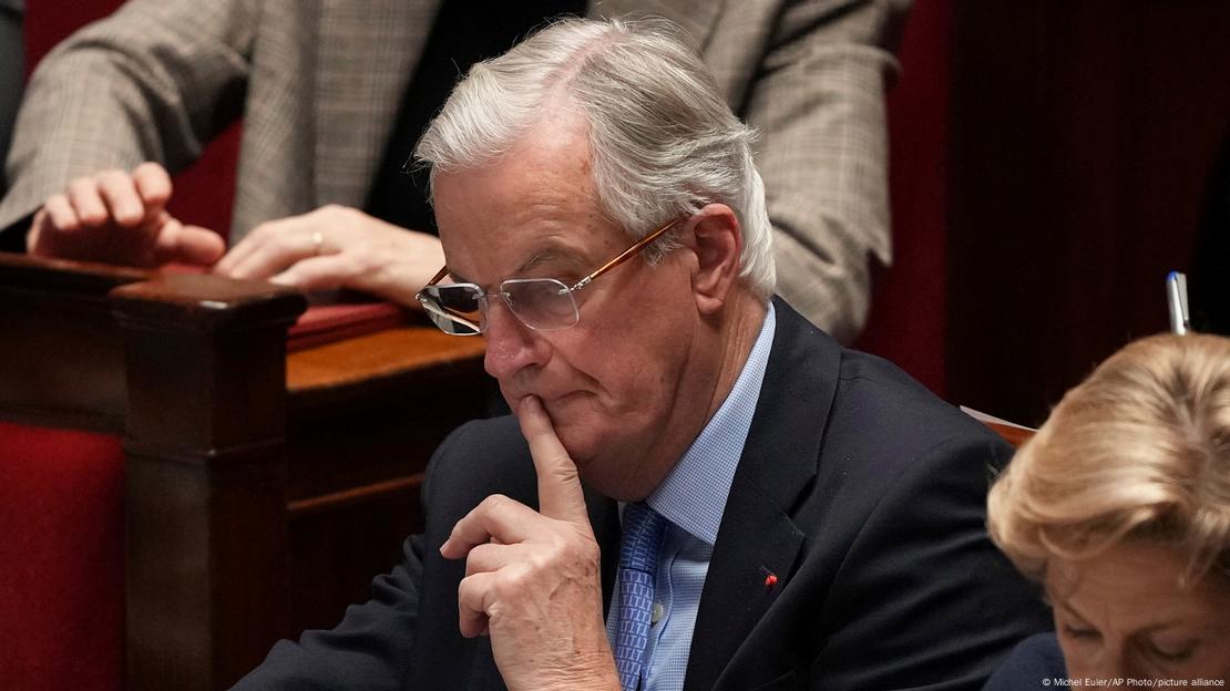 Frankreichs bisheriger Premierminister Michel Barnier sitzt nachdenklich in der Pariser Nationalversammlung