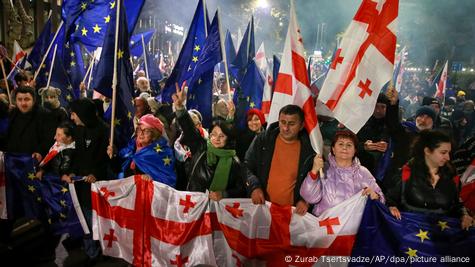 Tbilisi - protesta antiqeveritare, njerëz duke mbajtur në duar flamujt të Gjeorgjisë dhe të BE-së Tbilisi - protesta antiqeveritare, njerëz duke mbajtur në duar flamujt të Gjeorgjisë dhe të BE-së