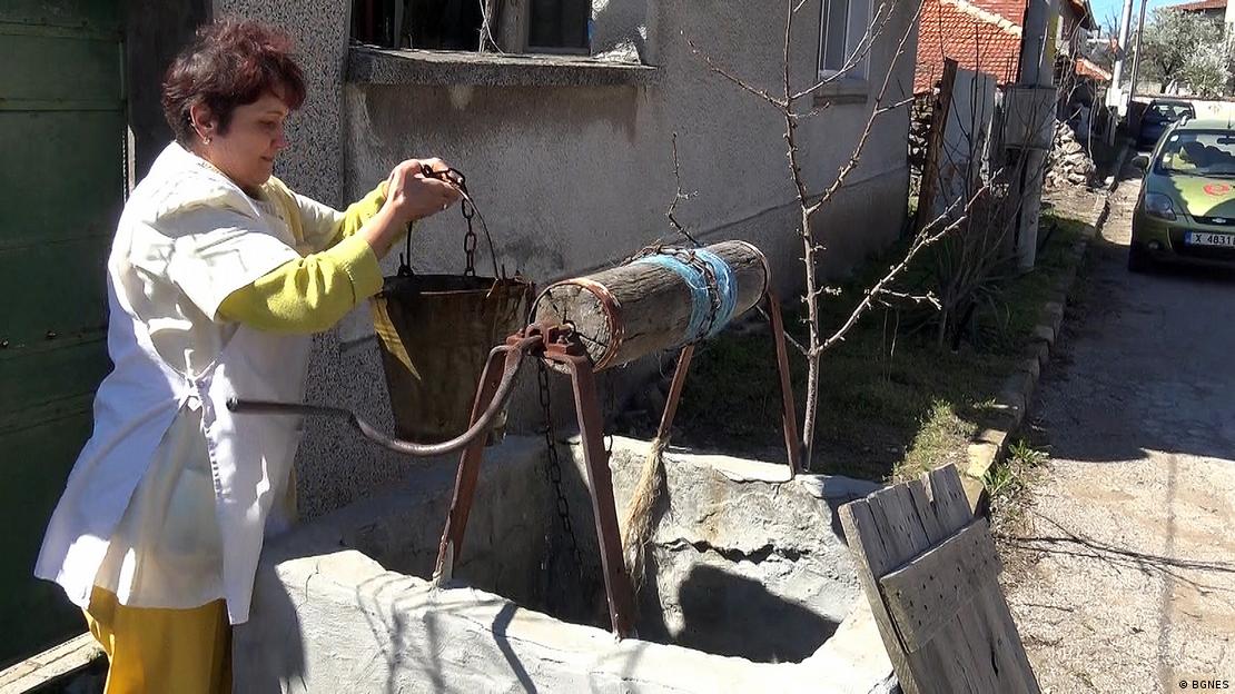 Жена в детска градина в хасковско село вади вода от кладенец