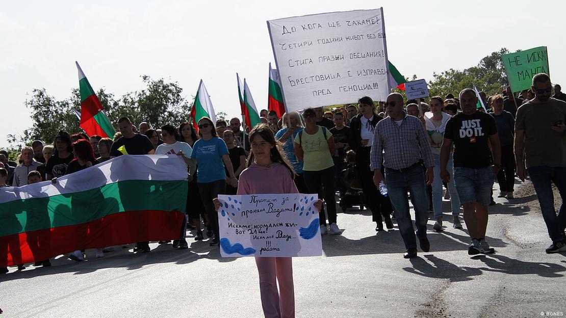 Хора в Брестовица със знамена и плакати - на протест срещу водната криза