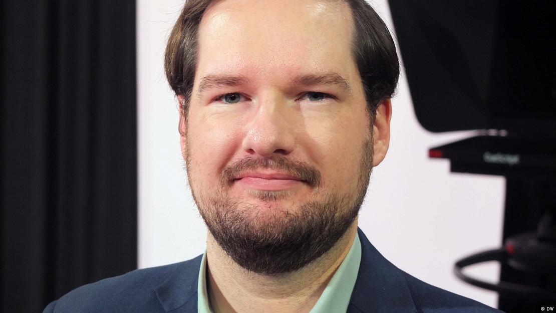 Rafael Loss - Sicherheitsexperte mit Bart blickt in die Kamera