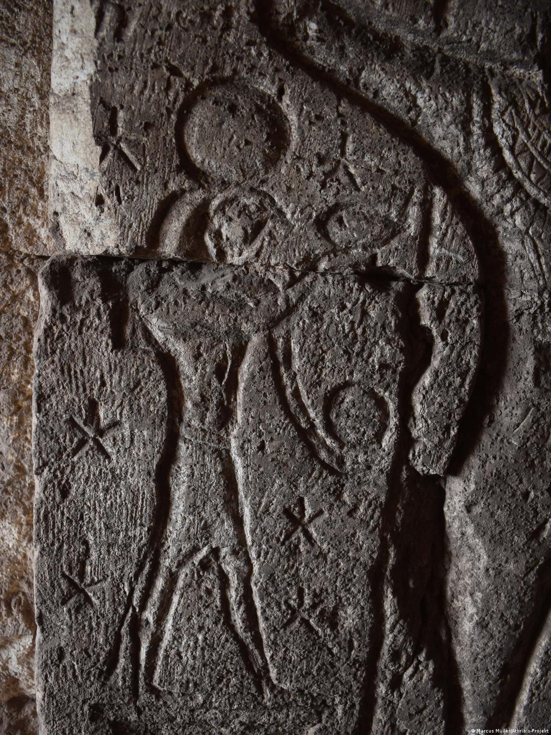 Una representación muy rara: un decano (estrella que permite medir el tiempo por la noche) con cabeza de halcón.