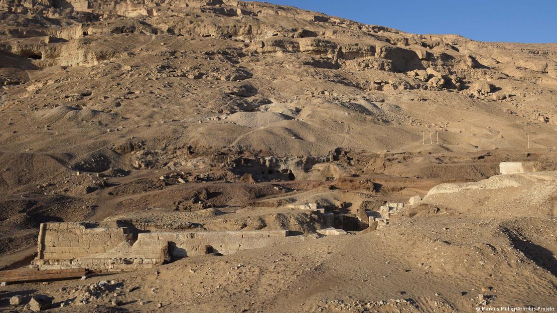 La torre sur del pilono y la colina que hay detrás, donde se cree que hay un santuario.