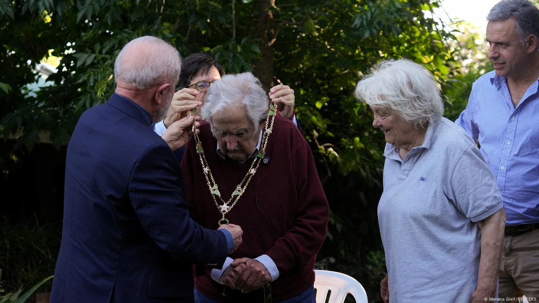 El presidente de Brasil, Luiz Inacio Lula da Silva, otorga la "Orden de la Cruz del Sur" al expresidente de Uruguay José "Pepe" Mujica, acompañado por su esposa Lucía Topolansky, y el presidente electo de Uruguay Yamandu Orsi, en Montevideo. Detrás de Mujica, el mandatario de Colombia, Gustavo Petro.