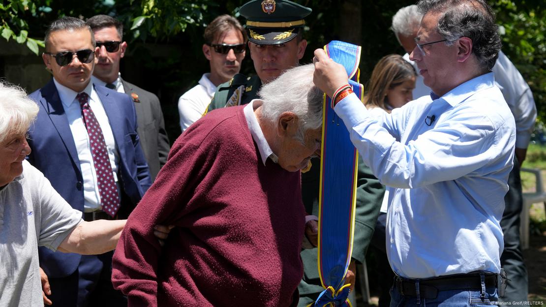 El mandatario colombiano Gustavo Petro impone la "Orden de Bocaya", máxima conderacion de Colombia, al expresidente de Uruguay, José "Pepe" Mujica.