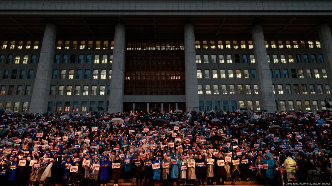 图为12月5日，韩国人聚集在国会外抗议，要求尹锡悦下台负责。