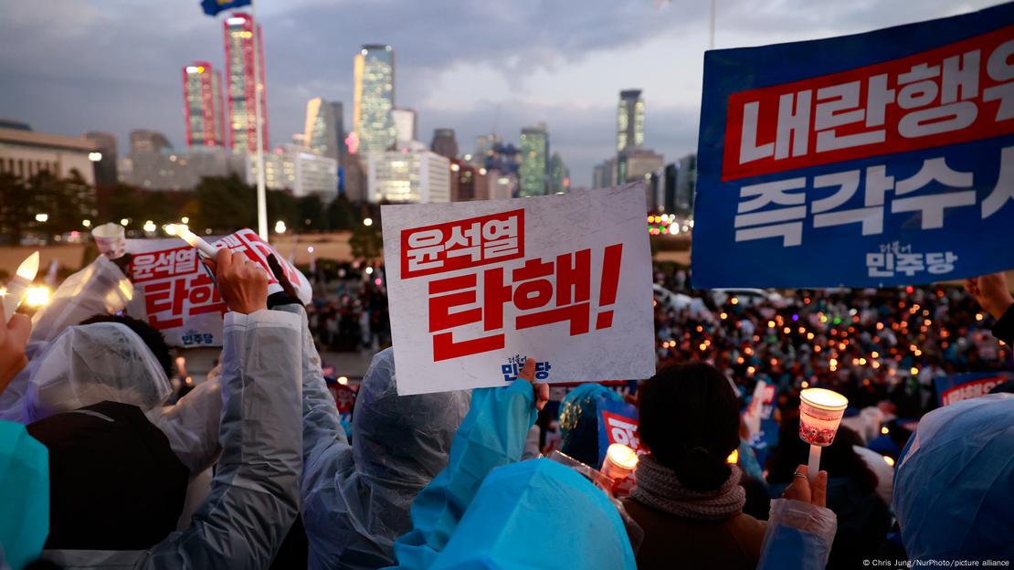 图为12月5日，大批韩国民众聚集在首尔汝矣岛国会议事堂外抗议。