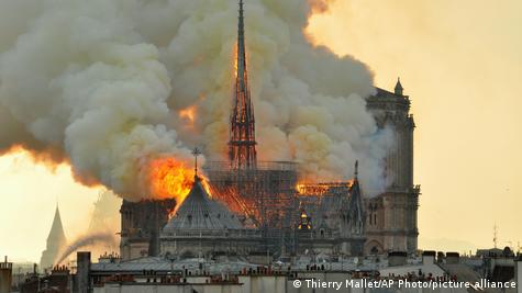 Katedralja Notre Dame e përfshirë nga flakët në vitin 2019