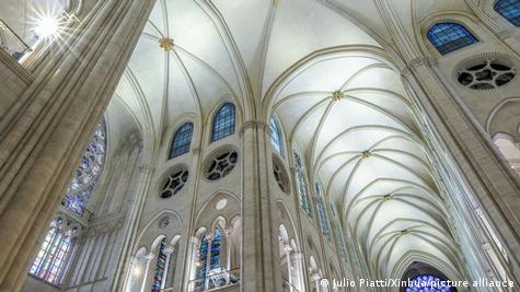 Pamje e dritareve dhe kolonadave të interiorit të Katedrales Notre Dame