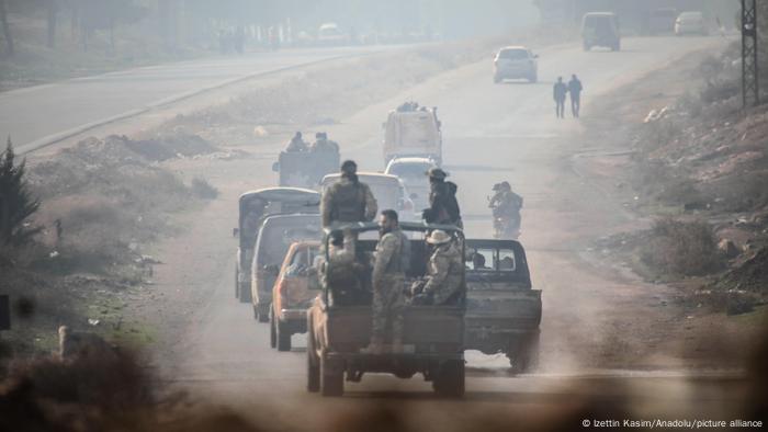 Rebeldes anti-Assad avançam sobre "capital da revolução" na Síria