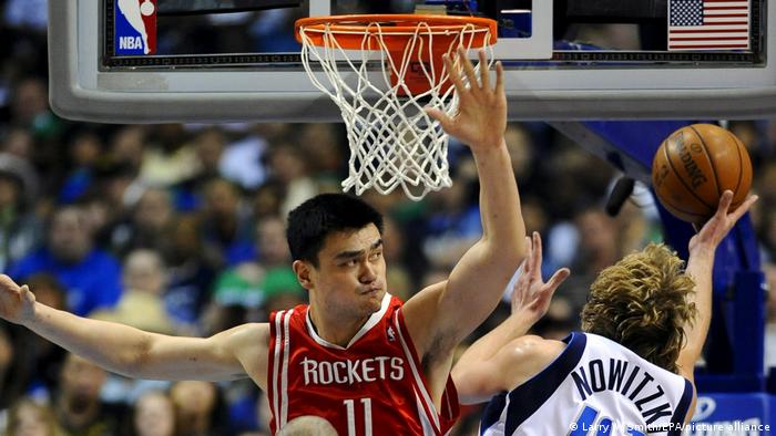 Yao Ming defending Dirk Nowitzki