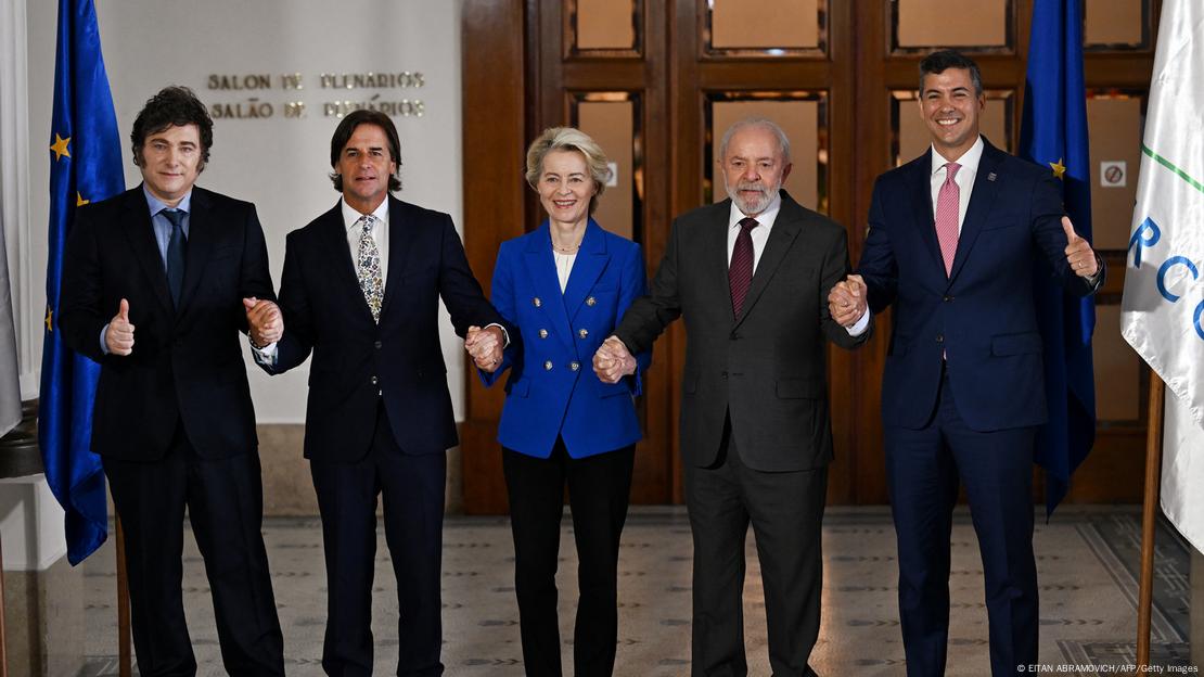 Presidentes da Argentina, Uruguai, Brasil e Paraguai posam para foto ao lado de Ursula von der Leyen, presidente da Comissão Europeia