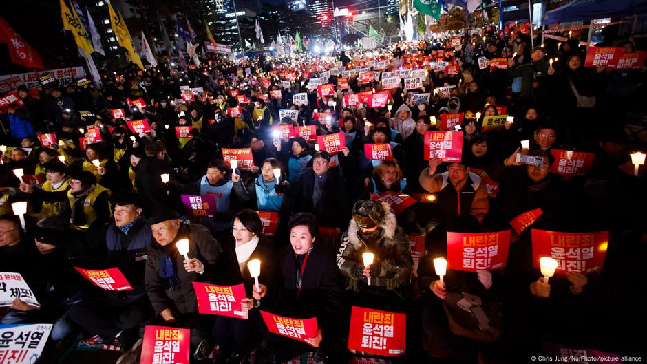 韩国民众国会外集会 要求尹锡悦下台 – DW – 2024年12月7日