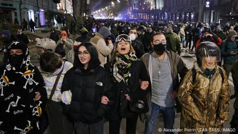 Tbilisi - demonstrues antiqeveritare të kapur përkrahu duke protestuar në rrugët e Tbililsit Tbilisi - demonstrues antiqeveritare të kapur përkrahu duke protestuar në rrugët e Tbililsit