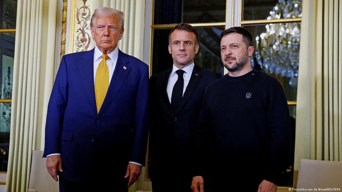 O presidente eleito dos EUA, Donald Trump (de azul), posa para foto ao lado dos presidentes francês, Emmanuel Macron, e ucraniano, Volodimir Zelenski