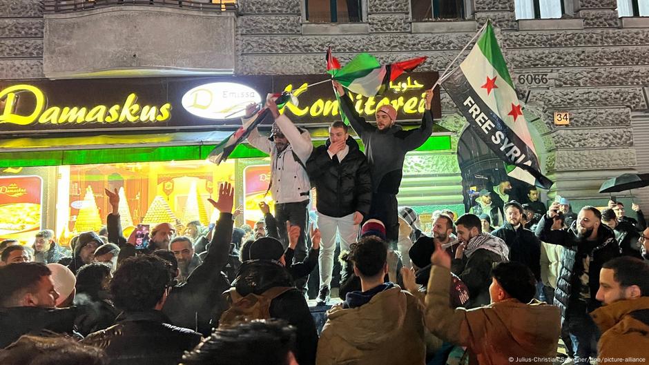 احتفالات ومشاعر مختلطة لدى السوريين في ألمانيا عقب سقوط الأسد