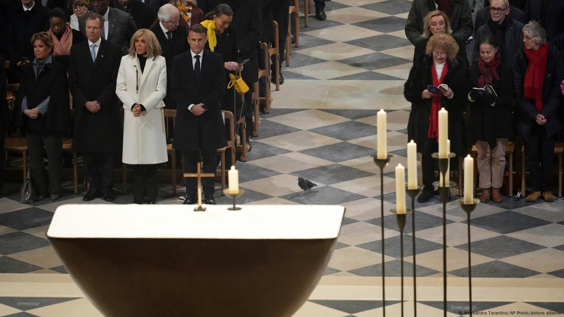 El presidente francés Emmanuel Macron (en primera fila al centro) asistió al primer oficio religioso de la Catedral de Notre Dame, pero no comulgó, respetando la separación de la Iglesia y el Estado en Francia. El presidente francés Emmanuel Macron (en primera fila al centro) asistió al primer oficio religioso de la Catedral de Notre Dame, pero no comulgó, respetando la separación de la Iglesia y el Estado en Francia.