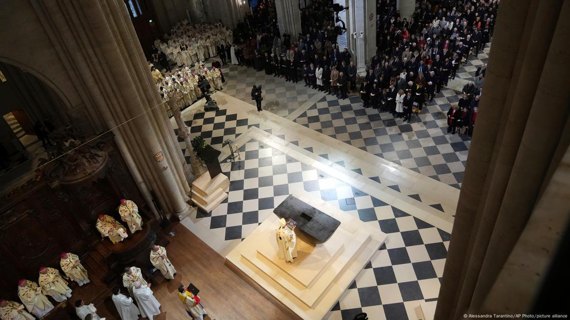 La solemne e histórica primer misa de la mañana fue presidida por el arzobispo Laurent Ulrich. El oficio religioso, al que acudieron 2,500 invitados, incluyó la consagración de un nuevo altar de bronce. La solemne e histórica primer misa de la mañana fue presidida por el arzobispo Laurent Ulrich. El oficio religioso, al que acudieron 2,500 invitados, incluyó la consagración de un nuevo altar de bronce.