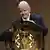 FIFA-Präsident Gianni Infantino präsentiert bei der Auslosung der Klub-WM 2025 die Siegertrophäe
