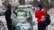 Mulheres tiram foto com celular de poster rasgado de Bashar al-Assad na rua Mulheres tiram foto com celular de poster rasgado de Bashar al-Assad na rua