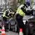 Hollanda polisi sınırlarda kimlik kontrolü yaparken.