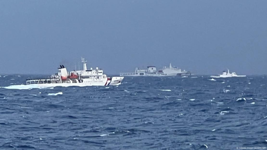 Un barco chino en la cosa de Taiwán.