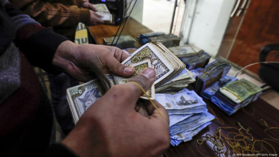 الحكومة المؤقتة في سوريا تعتزم رفع رواتب القطاع العام 400 بالمئة