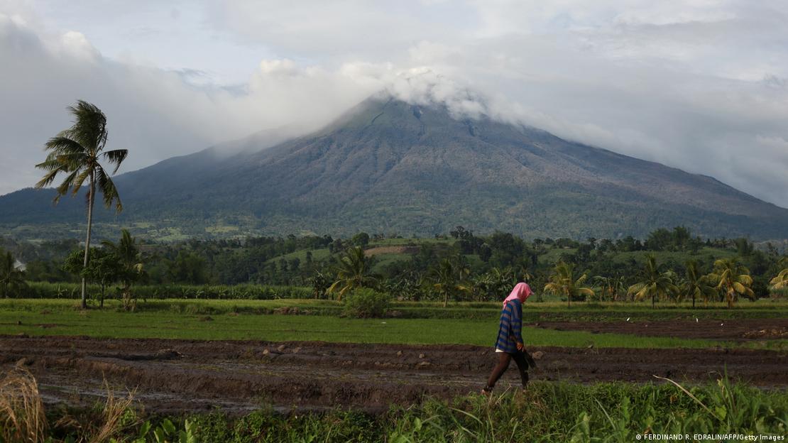 Imagen del volcán Kanlaon durante la erupción de diciembre de 2024, en una fotografía tomada desde la comunidad La Castellano, en la provincia filipina de Negros.